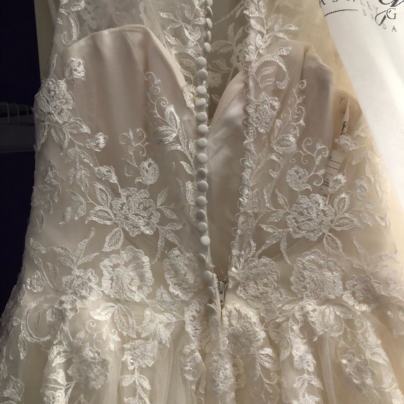 Never worn wedding dress - Picture 5 of 8